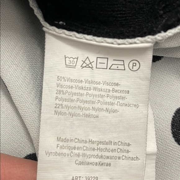 Yest Black Sweater White Striped Sleeves with Open Back & Interior Top SZ 10 - Picture 8 of 14